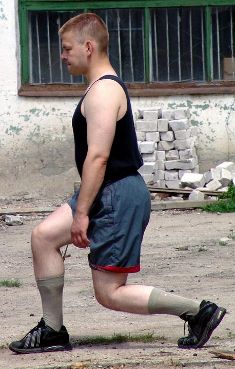 Одна из ошибок: сгибается колено отставленной назад 
ноги