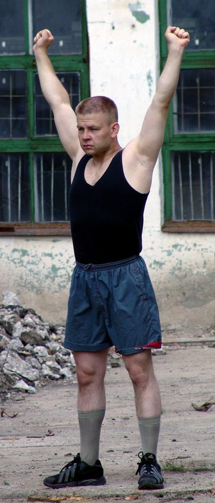 Выпрямленные кверху руки заведены за голову